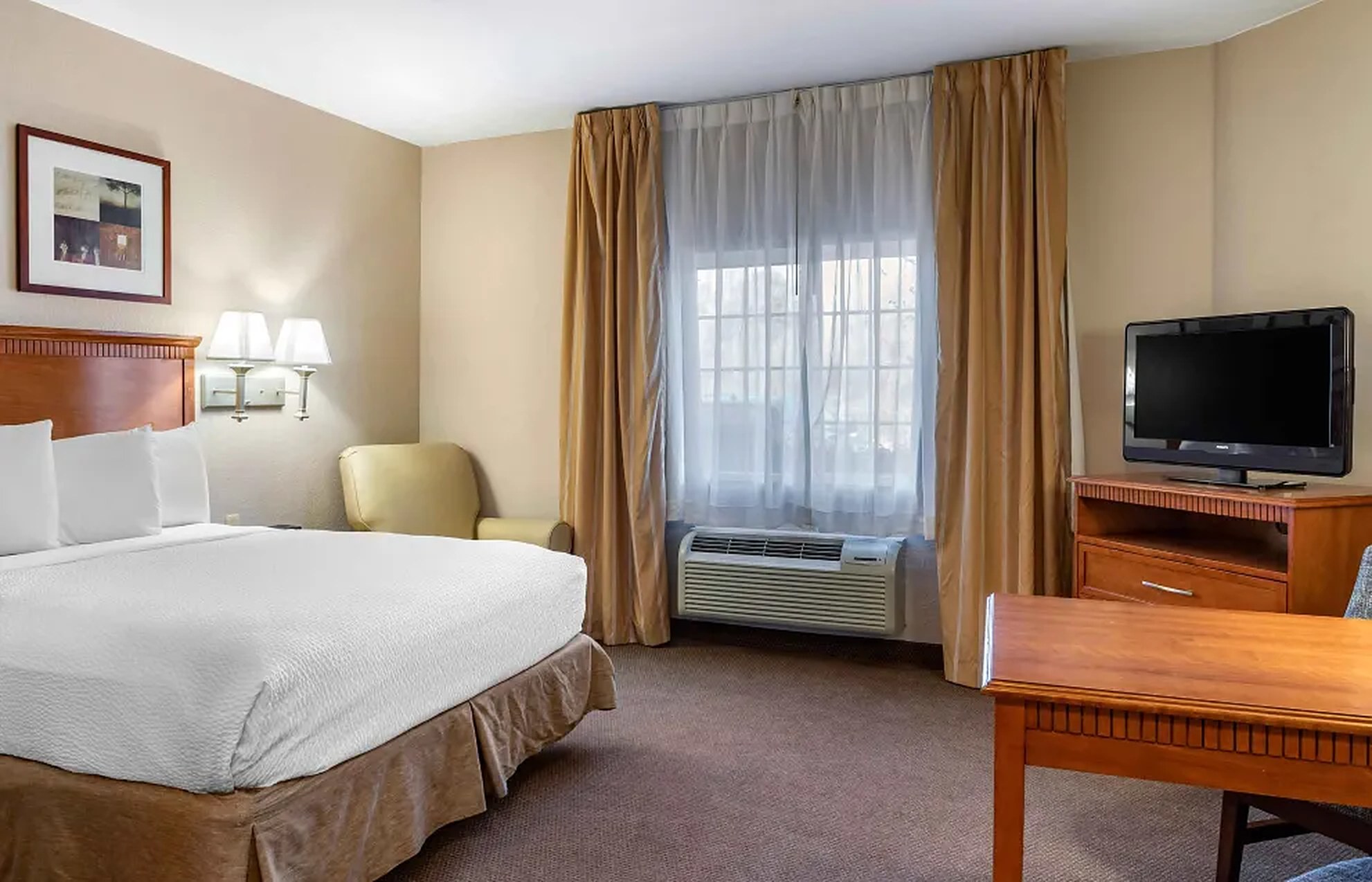 Guest suite with king bed and window