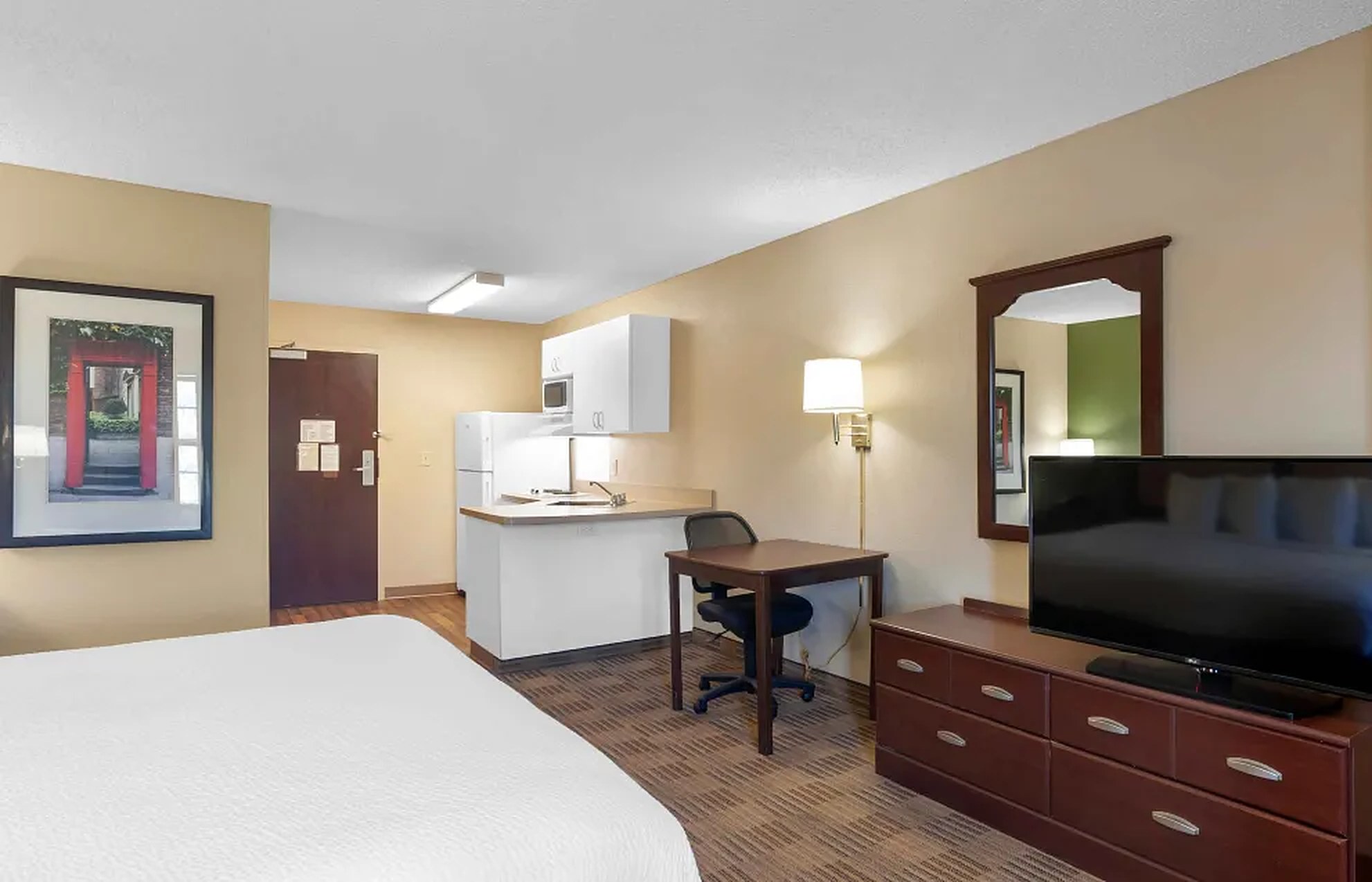 Guest suite with bed, kitchenette, desk and TV